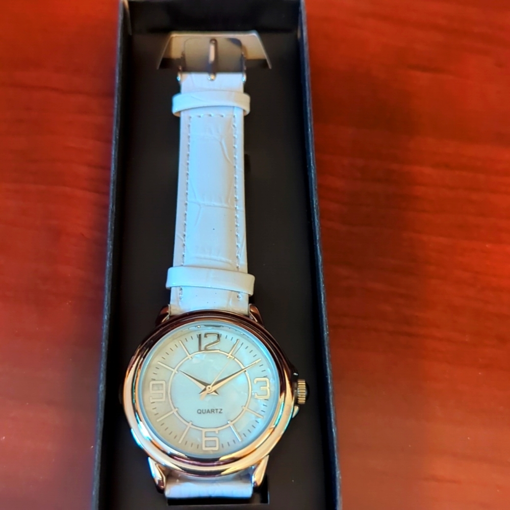NIB CLASSIC Round face watch